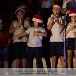 Alunos cantam no palco durante a Cantata de Natal