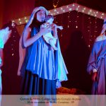 Alunos caracterizados encenam o presépio na Cantata de Natal