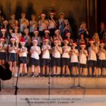 Alunos cantam no palco durante a Cantata de Natal