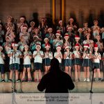 Alunos cantam no palco durante a Cantata de Natal