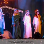 Alunos caracterizados encenam o presépio na Cantata de Natal