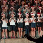 Alunos cantam no palco durante a Cantata de Natal