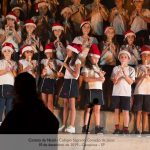 Alunos cantam no palco durante a Cantata de Natal