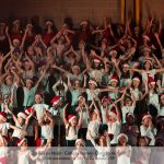Alunos cantam no palco durante a Cantata de Natal