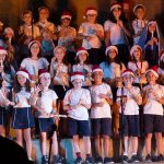 Alunos cantam no palco durante a Cantata de Natal