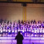 Regência do coral durante a Cantata de Natal