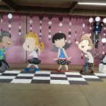 Cenário e decoração da formatura do Infantil II, com o tema Anos Dourados