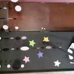 Cenário e decoração da formatura do Infantil II, com o tema Anos Dourados