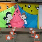 Cenário e decoração da formatura do Infantil II, com o tema Anos Dourados