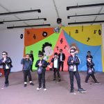 Alunos do Infantil II se apresentam no palco da formatura, com o tema Anos Dourados