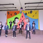 Alunos do Infantil II se apresentam no palco da formatura, com o tema Anos Dourados