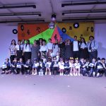 Alunos do Infantil II se apresentam no palco da formatura, com o tema Anos Dourados