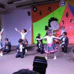 Alunos do Infantil II se apresentam no palco da formatura, com o tema Anos Dourados
