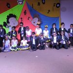 Alunos do Infantil II se apresentam no palco da formatura, com o tema Anos Dourados
