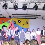 Alunos do Infantil II se apresentam no palco da formatura, com o tema Anos Dourados