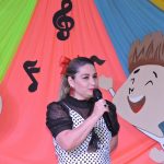 Apresentação com microfone no palco da formatura do Infantil II