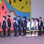 Alunos do Infantil II se apresentam no palco da formatura, com o tema Anos Dourados