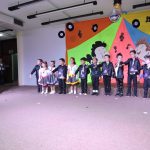 Alunos do Infantil II se apresentam no palco da formatura, com o tema Anos Dourados