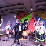 Alunos do Infantil II se apresentam no palco da formatura, com o tema Anos Dourados