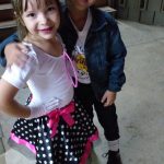 Formandos do Infantil II e familiares posam para foto na formatura