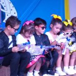 Formandos do Infantil II e familiares posam para foto na formatura