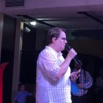 Apresentação com microfone no palco da formatura do Infantil II