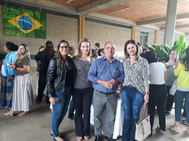 Professores e equipe reunidos no pátio na volta às atividades