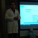 Instrutor apresenta o treinamento de primeiros socorros no auditório do colégio