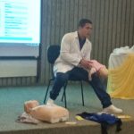 Demonstração de reanimação em manequim no treinamento de primeiros socorros