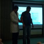 Instrutor conduz o treinamento de primeiros socorros no auditório