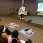 Participantes praticam reanimação em manequins no treinamento de primeiros socorros