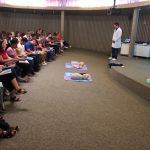 Participantes praticam reanimação em manequins no treinamento de primeiros socorros