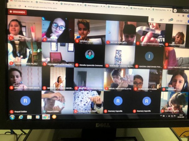 Tela de computador com vários alunos em aula online