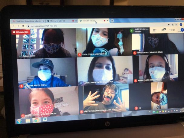 Tela com alunos de máscara em videochamada durante aula online
