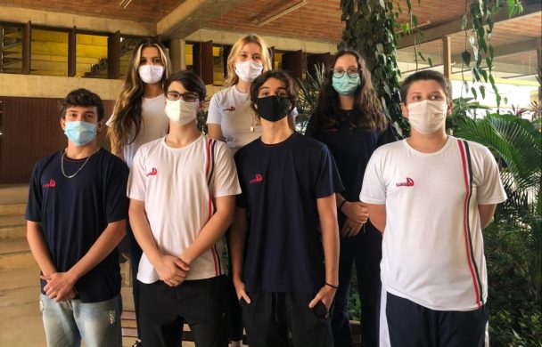 Alunos de máscara reunidos no pátio, integrantes do Grêmio Estudantil de 2021