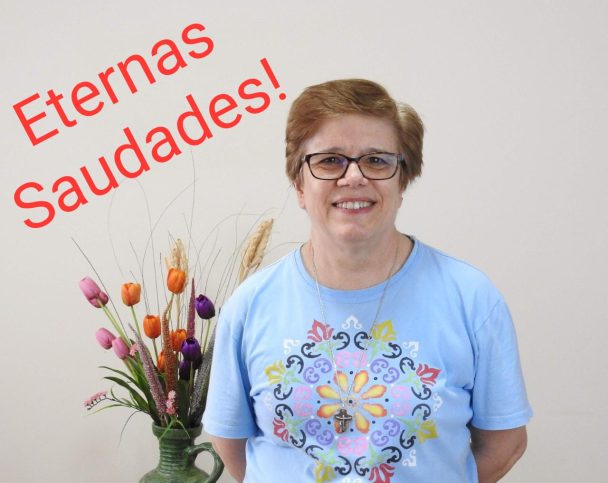 Homenagem com a mensagem Eternas Saudades e a foto de uma professora sorrindo, na nota de falecimento