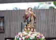 Imagem da Imaculada Conceição sobre altar florido durante a visita ao colégio