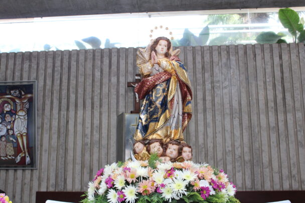 Imagem da Imaculada Conceição sobre altar florido durante a visita ao colégio