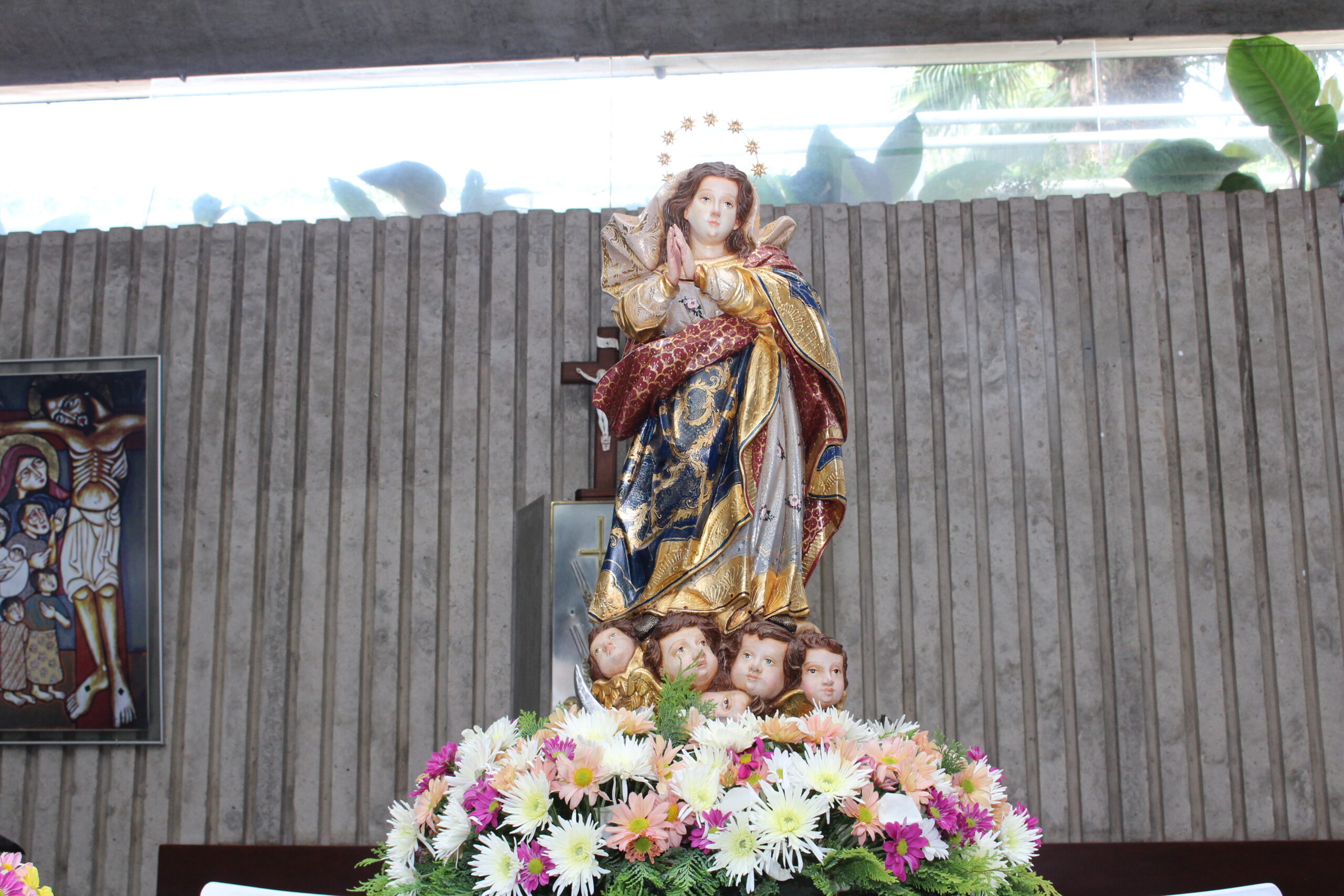 Imagem da Imaculada Conceição sobre altar florido durante a visita ao colégio
