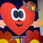 Painel decorado com o coração da festa junina na quadra do Arraiá do Coração