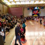 Público acompanha o Arraiá do Coração na quadra do colégio