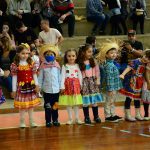 Alunos dançam a quadrilha na quadra do Arraiá do Coração