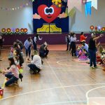 Público acompanha o Arraiá do Coração na quadra do colégio
