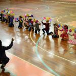 Alunos dançam a quadrilha na quadra do Arraiá do Coração