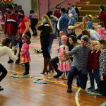 Alunos dançam a quadrilha na quadra do Arraiá do Coração