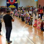 Público acompanha o Arraiá do Coração na quadra do colégio