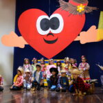 Painel decorado com o coração da festa junina na quadra do Arraiá do Coração