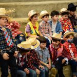 Participantes com trajes juninos posam para foto no Arraiá do Coração