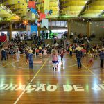 Público acompanha o Arraiá do Coração na quadra do colégio