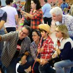 Participantes com trajes juninos posam para foto no Arraiá do Coração